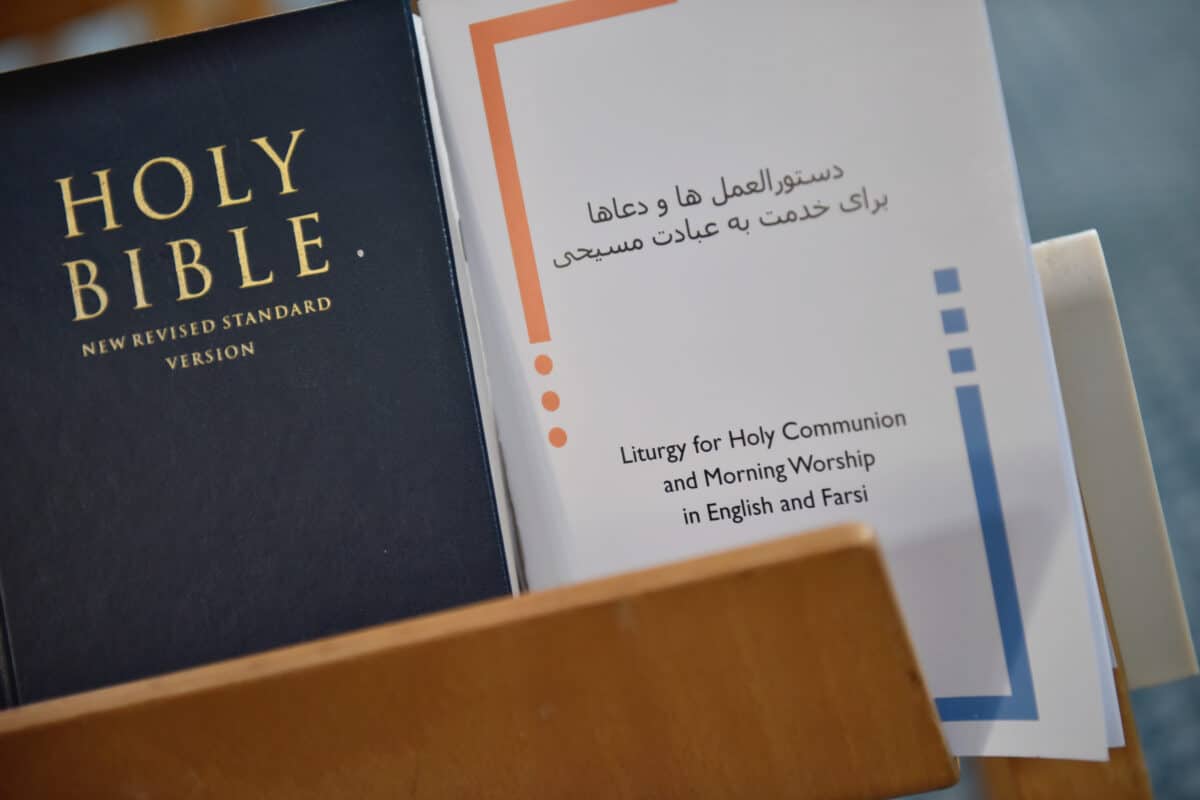Holy Bible and Liturgy for Holy Communion in English and Farsi